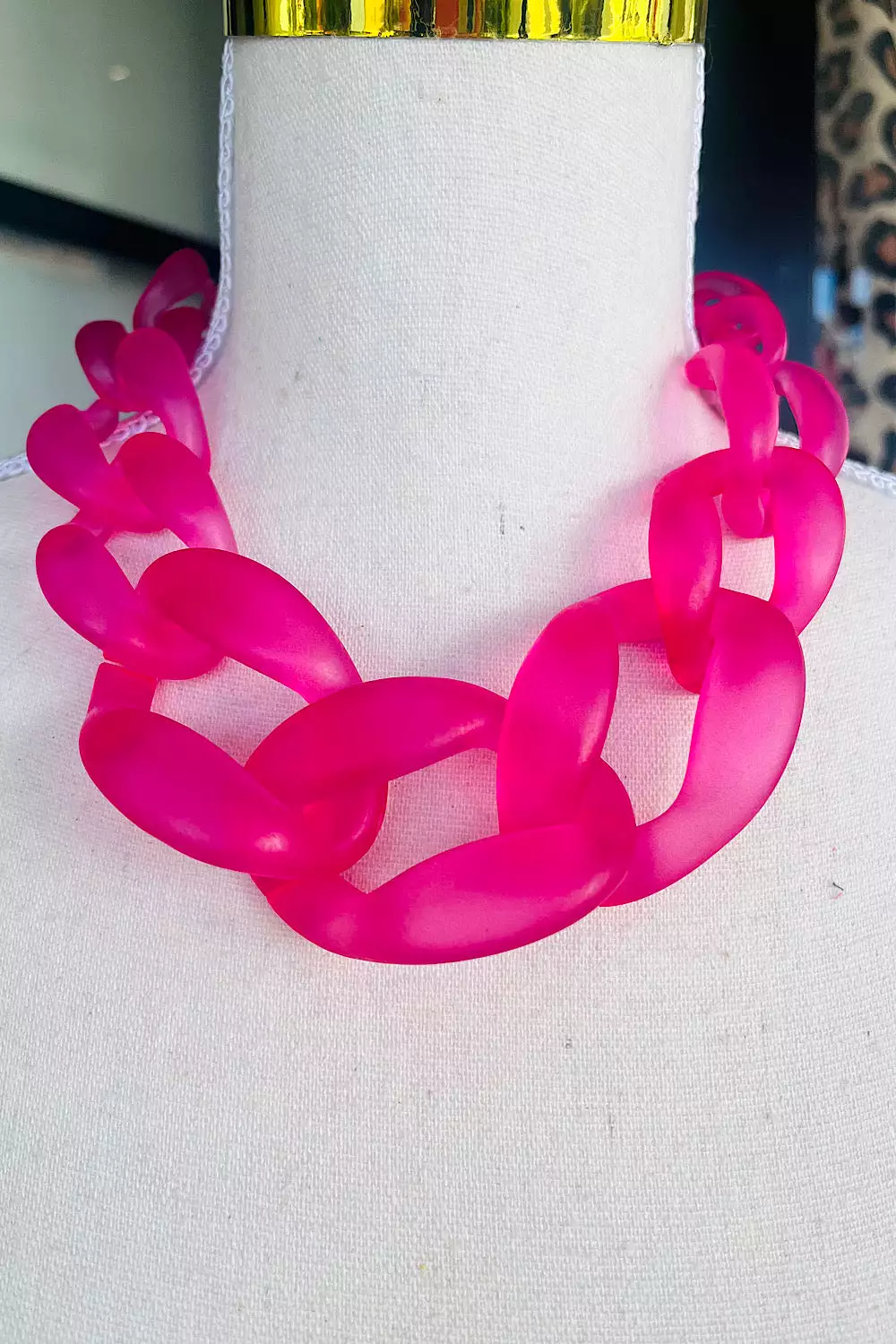 YOU'VE CHAINGED NECKLACE FUCHSIA